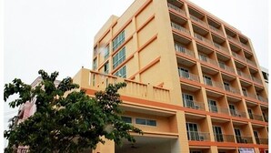 A multi-story building with balconies and a flat roof. - Soi 2 inn Pattaya (Pattaya)