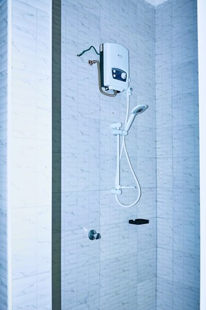 Rainfall showerhead, designer toiletries, hair dryer, bathrobes - Safari Park House (Arusha)