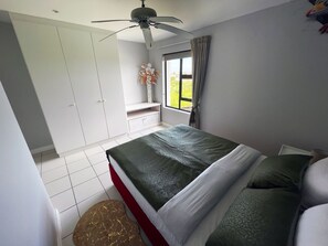 1 makuuhuone, tallelokero huoneessa, silitysrauta/-lauta