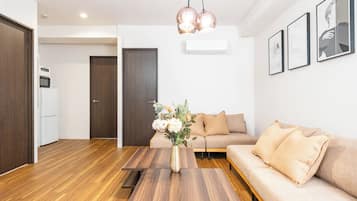 Apartamento básico | Área de estar | TV de tela plana