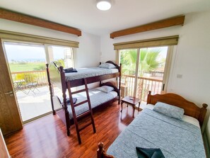 3 bedrooms, desk, laptop workspace, iron/ironing board - Sunnyside Pool Villa (Sotira)