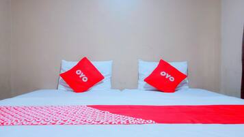 Kamar Double Standar | Meja kerja, ruang kerja ramah laptop, Wi-Fi gratis, dan seprai linen