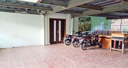 OYO 91876 Hotel Putri Gading 2