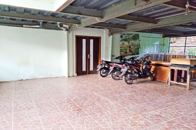 OYO 91876 Hotel Putri Gading 2