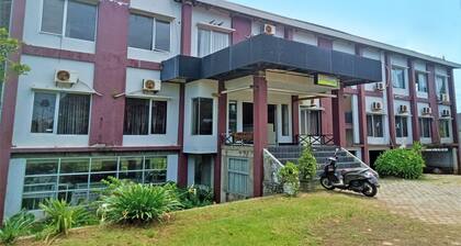 OYO 91876 Hotel Putri Gading 2