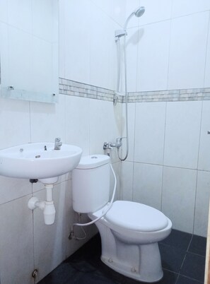 A bathroom with a white sink, toilet, and shower. - OYO 91876 Hotel Putri Gading 2 (Bengkulu)