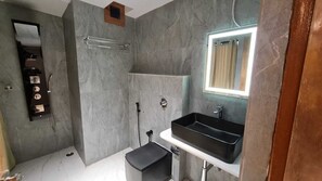 Pantuflas, toallas, jabón, shampoo