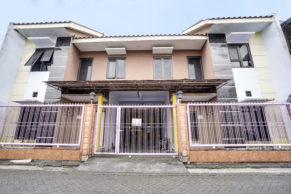 SPOT ON 91626 Rr Kost Putri Syariah