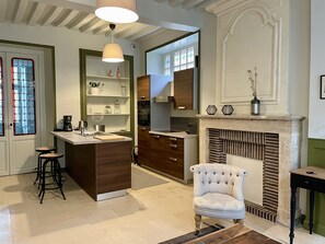 Een koelkast, een microgolfoven, een oven, een kookplaat