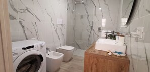 Een douche, een haardroger, een bidet, handdoeken