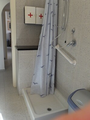 Douche, sĂšche-cheveux, bidet, serviettes fournies