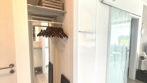 Une cuisine moderne équipée d’un four encastré, d’un four à micro-ondes et d’un réfrigérateur.