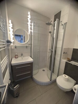 Een douche, een haardroger, handdoeken, zeep