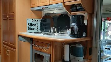 Een koelkast, een magnetron, een oven, een koffiezetapparaat/waterkoker