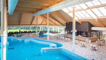 Een binnenzwembad, een buitenzwembad