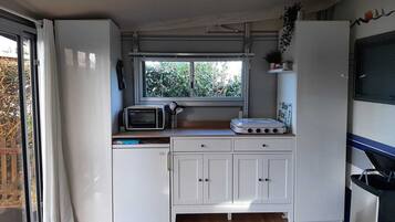 Réfrigérateur, micro-ondes, four, cafetiÚre/bouilloire