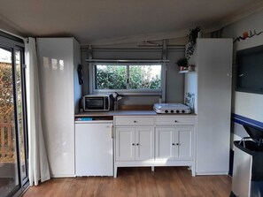 Fridge, microwave, oven, coffee/tea maker - Spacious caravan with fixed awning and sheltered garden (De Cocksdorp)