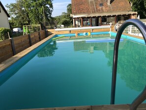 Alberca al aire libre y alberca climatizada