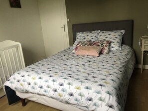 6 Schlafzimmer, Schreibtisch, Bügeleisen/Bügelbrett, Reisekinderbett