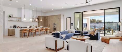 テレビ、暖炉、書斎 / ワークスペース