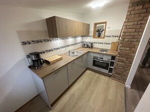 Fridge, oven, stovetop, dishwasher - Attic apartment - Villa Teichblick (Stralsund)