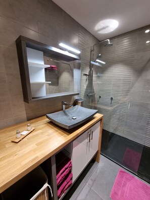 Dusche, Haartrockner, Handtücher, Seife