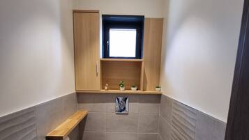 Douche, sèche-cheveux, serviettes fournies, savon