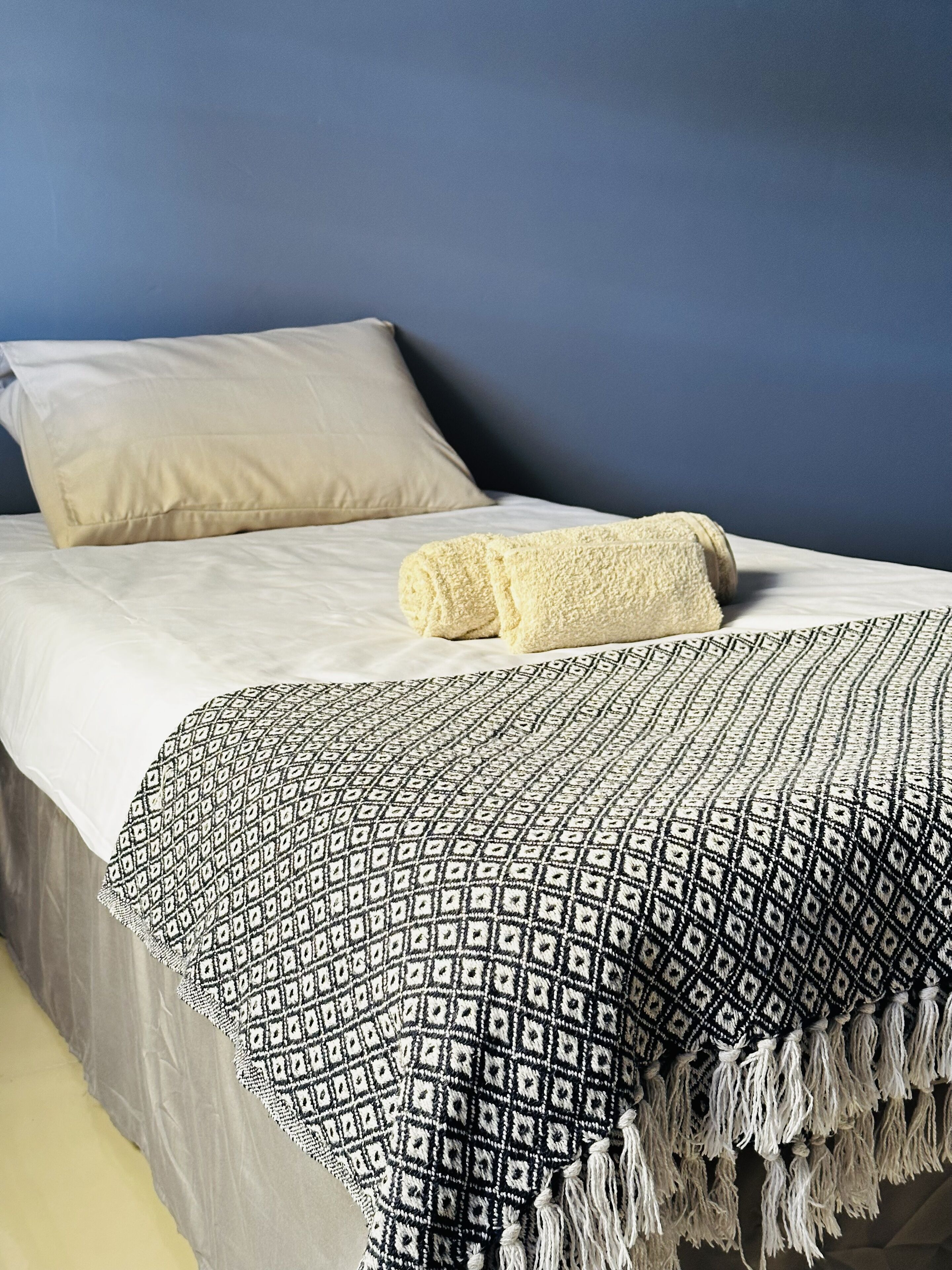 2 soveværelser, pengeskab på værelset, skrivebord, sengetøj