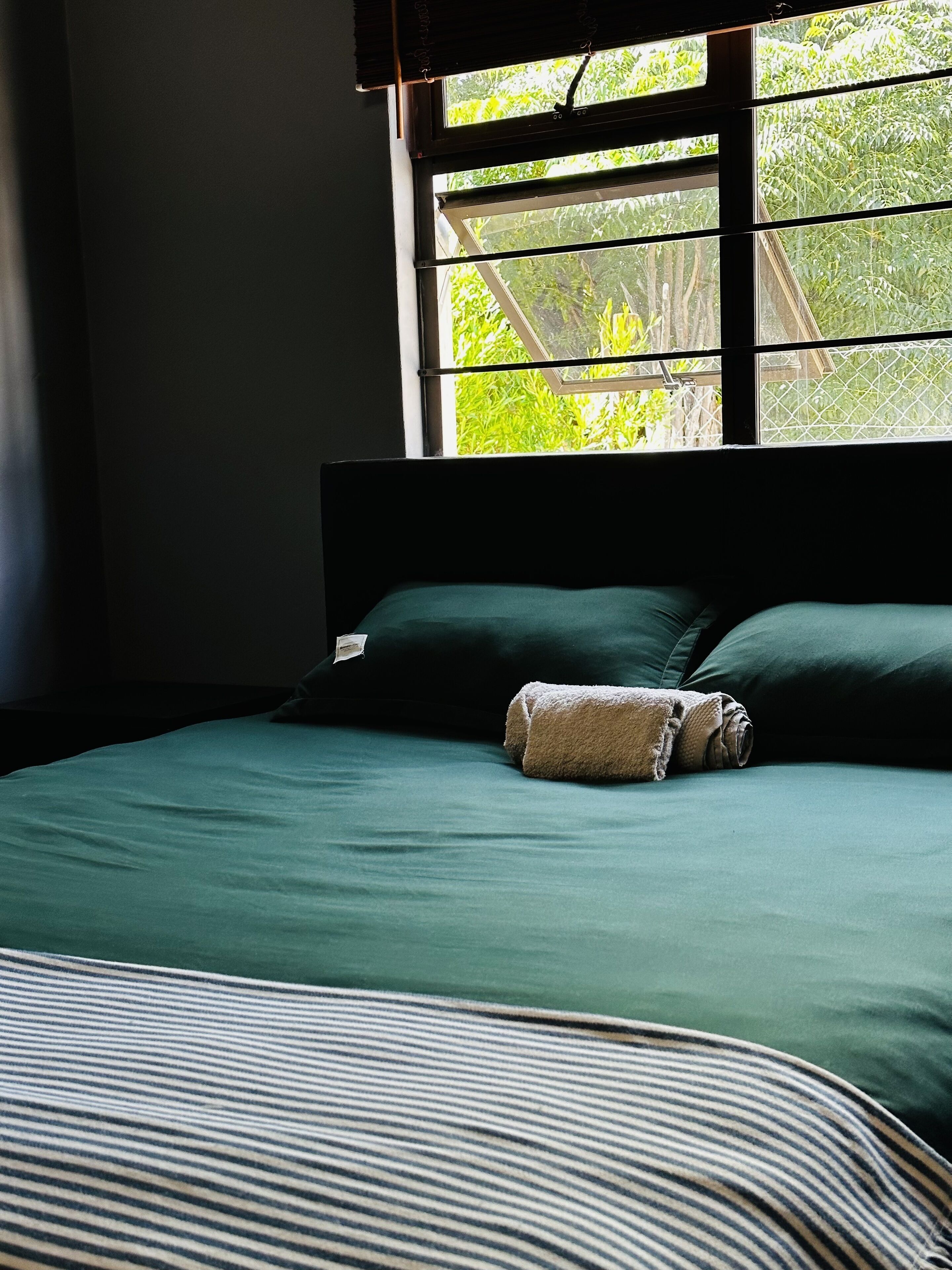 2 chambres, coffres-forts dans les chambres, bureau, draps fournis