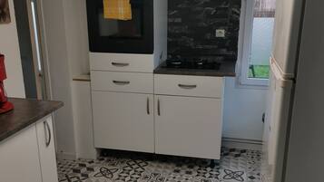 Een koelkast, een microgolfoven, een oven, een kookplaat