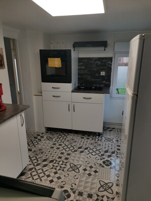 Kühlschrank, Mikrowelle, Ofen, Herdplatte