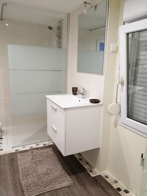 淋浴设施、吹风机、卫生纸