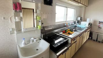 Réfrigérateur, micro-ondes, plaque de cuisson, bouilloire électrique