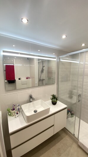 Shower, hair dryer, towels, soap - Juan les Pins, beautiful view, swimming pool, parking, elevator (Antibes)