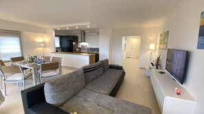 Smart TV, video games, books, stereo - Juan les Pins, beautiful view, swimming pool, parking, elevator (Antibes)