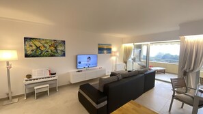 Téléviseur connecté, jeux vidéo, livres, chaîne audio