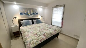 2 chambres, fer et planche à repasser, lit de bébé portatif