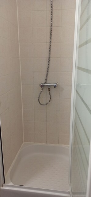 Serviettes fournies, papier toilette