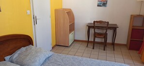 1 bedroom, bed sheets