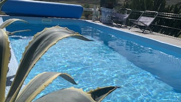 Una piscina al aire libre, una piscina climatizada