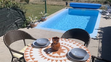 Una piscina al aire libre, una piscina climatizada