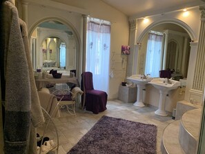 Deluxe Suite (Arôme) | Bathroom | Hair dryer, bathrobes, slippers, towels - Le Bois de Montpouillan  (Montpouillan)