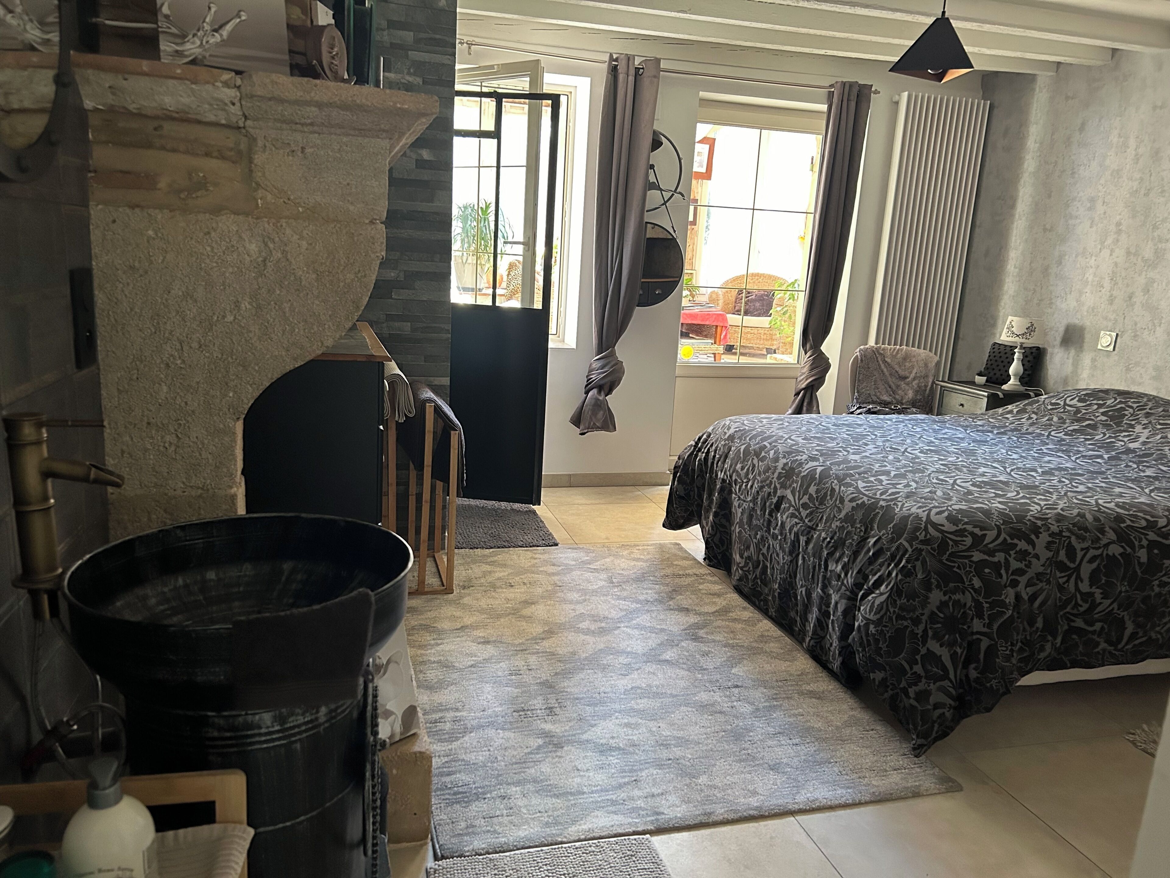 Chambre Double Design (Indus) | Salle de bain | Sèche-cheveux, peignoirs, chaussons, serviettes fournies