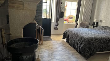 Chambre Double Design (Indus) | Salle de bain | Sèche-cheveux, peignoirs, chaussons, serviettes fournies