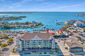 A coastal hotel with a marina, multiple docks, and a parking lot. - Luxury 3 Bedroom Bayview Condo with Pool - 22nd St! Overlooking Bahia Marina and Fish Tales! Mariner's Watch #304 (Ocean City)