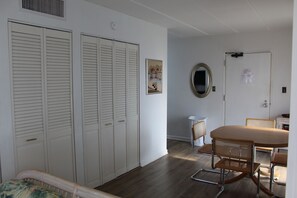 Dining - Bright & Sunny Corner Unit! (Rehoboth Beach)