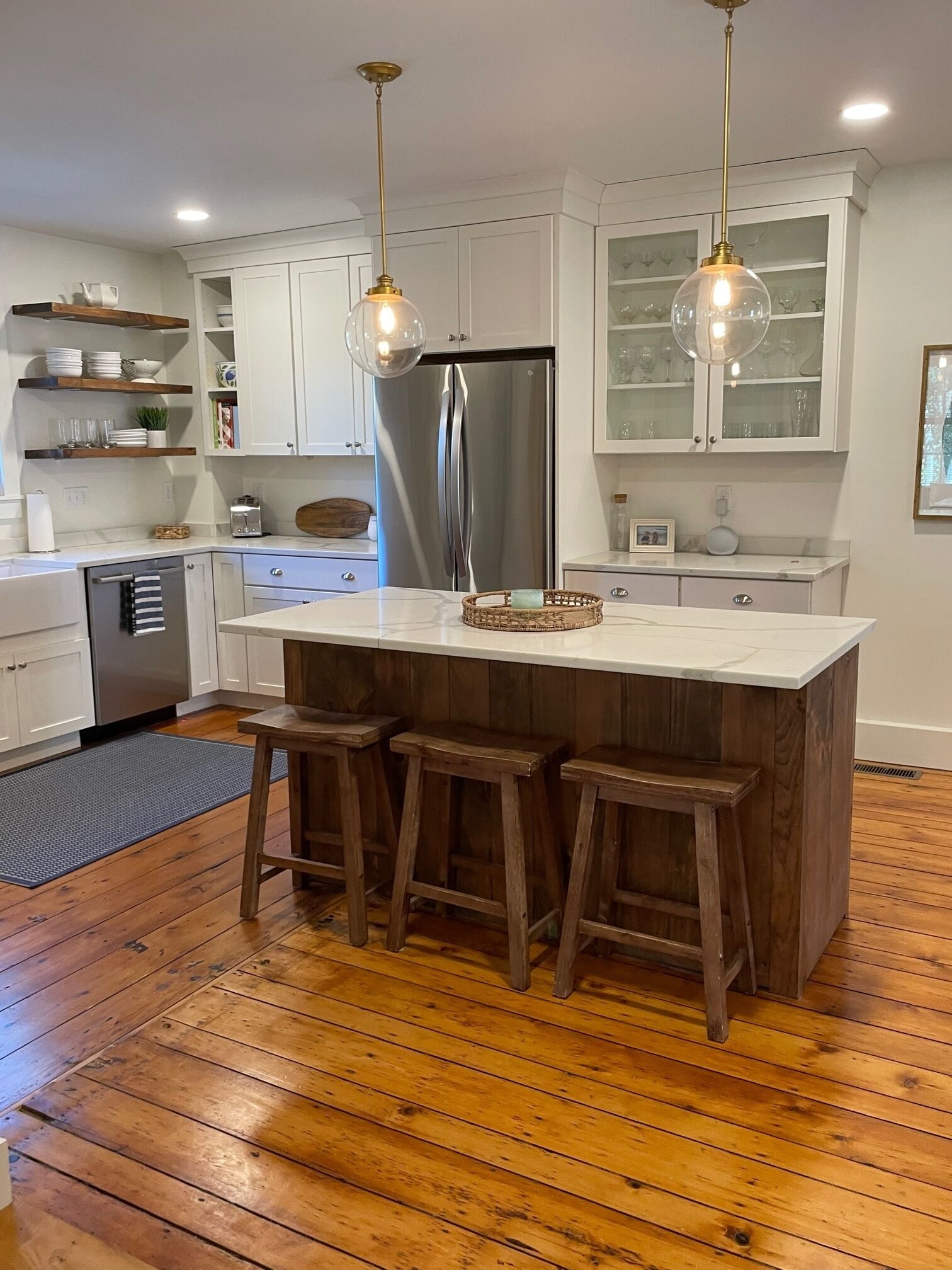 Beautiful downtown Newport 2 bedroom steps to Thames St restaurants and shopping
