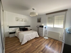 2 slaapkamers, een bureau, een strijkplank/strijkijzer, gratis wifi