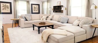 26 Lakewood · Large 5br Saratoga Home, within a mile of track.