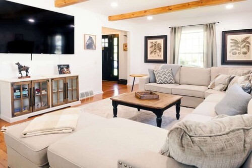 26 Lakewood · Large 5br Saratoga Home, within a mile of track.